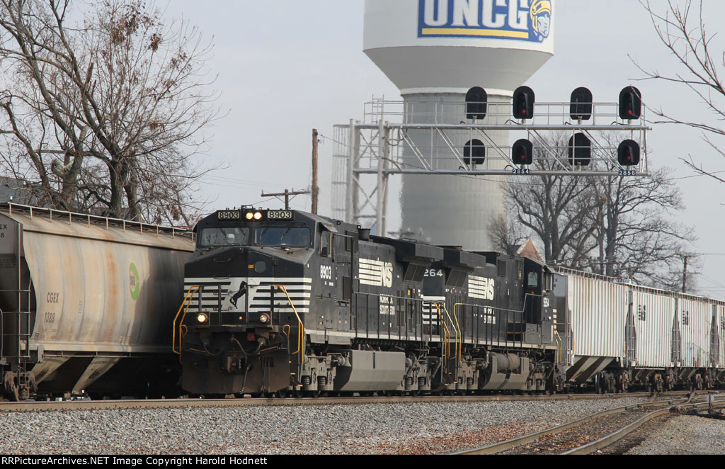 NS 8903 leads train 159 southbound